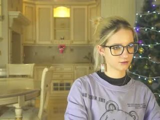 Webcam Belle - juliarios cam babe with small tits wants dirty live sex