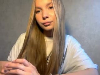 Webcam Belle - adriannemuldowney depraved blonde cam girl presents her pussy drilled