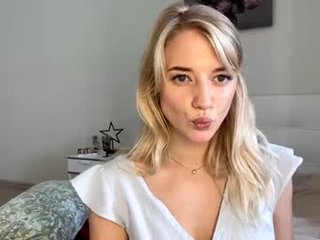Webcam Belle - emma_lov2 depraved blonde cam girl presents her pussy drilled