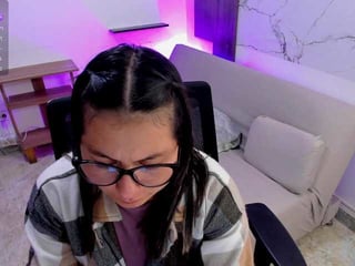 Webcam Belle - samantha--wilson spanish cam babe rubs her hairy pussy nice on camera