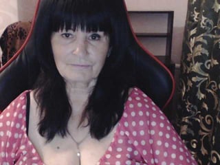 Webcam Belle - katarinagloss cam girl loves when her shaved pussy gets kiss online