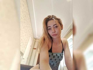 Webcam Belle - mayaea-1 blonde cam girl with shaved pussy doesn't spare her booty