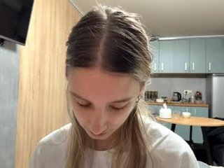 Webcam Belle - aundreaschindewolf cam babe with small tits wants dirty live sex