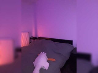 Webcam Belle - kissy3missy cam girl loves when her shaved pussy gets kiss online