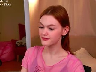 Webcam Belle - lily_mio cam babe with small tits wants dirty live sex