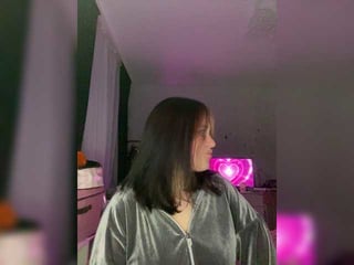 Webcam Belle - linberglin european cam babe offers her hairy pussy for live sex experiments