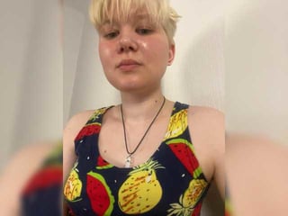 Webcam Belle - larast cam girl loves her sweet pussy penetrated hard