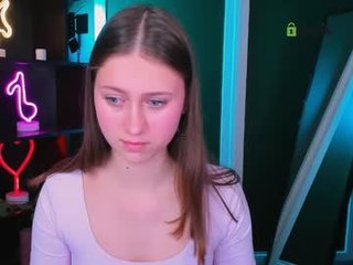 Webcam Belle - arianaa_cat beautiful cam babe has the ever-willing mens at her service, and she uses him for all he's good for