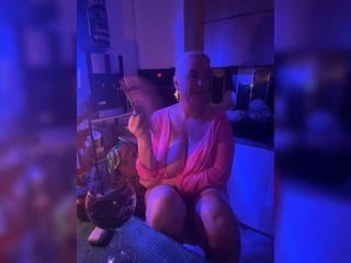 Webcam Belle - madisonlove cam girl offers her shaved pussy for hot live sex on camera