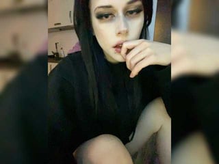 Webcam Belle - emog1rl brunette teen cam babe plays with her tight asshole