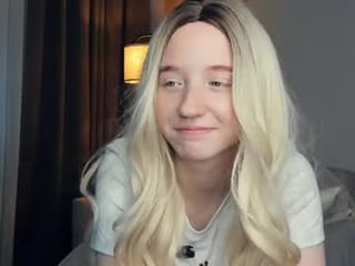 Webcam Belle - graycewelborn depraved blonde cam girl presents her pussy drilled