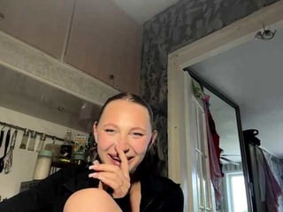 Webcam Belle - enchanty-shawty brunette teen cam babe plays with her tight asshole