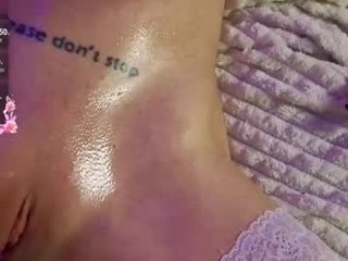 Webcam Belle - lorii_fox cam babe wants her pussy fucked hard on camera