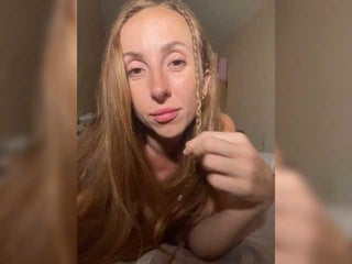 Webcam Belle - carolinaplastic russian cam girl fingers her hot shaved pussy online