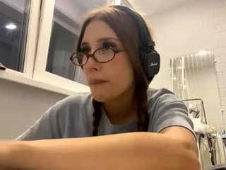 Webcam Belle - jamestica cam babe with small tits wants dirty live sex