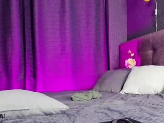 Webcam Belle - bella_stewartt cam babe with small tits wants massages backs before sucking cock in the chatroom