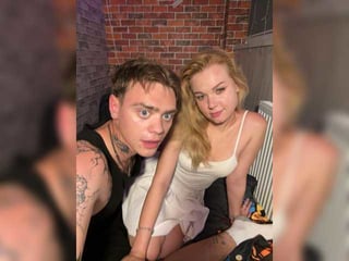 Webcam Belle - pickmeblade european cam babe offers her hairy pussy for live sex experiments