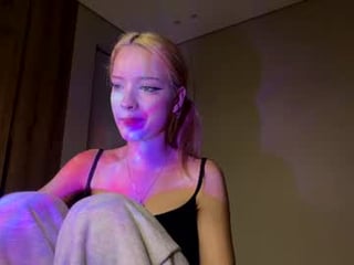 Webcam Belle - hyunwilhelmi cam babe with small tits wants dirty live sex