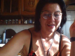 Webcam Belle - fiona7 brunette cam girl with shaved pussy doesn't spare her booty