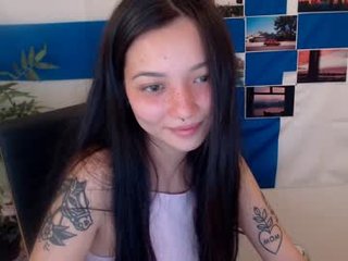 Webcam Belle - tarrrantula cam babe with small tits wants dirty live sex