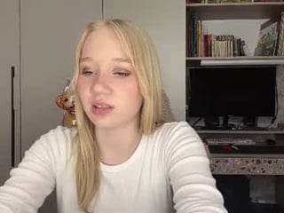 Webcam Belle - hilarianimocks depraved blonde cam girl presents her pussy drilled