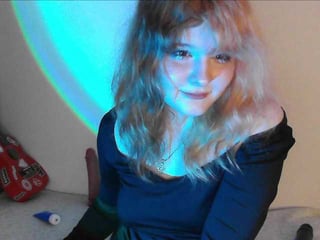Webcam Belle - jinxie teen cam girl loves getting her shaved pussy humped online