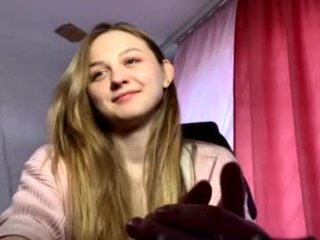 Webcam Belle - chill_velvet cam babe with small tits wants dirty live sex
