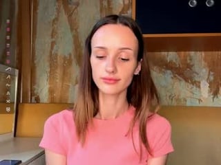 Webcam Belle - florabigger cam girl showing big tits and big ass
