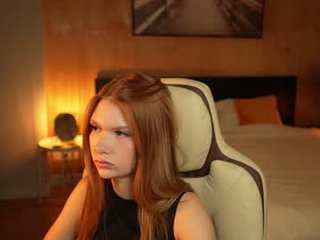 Webcam Belle - art_dream teenage cam girl plays with her oiled pussy in the chatroom