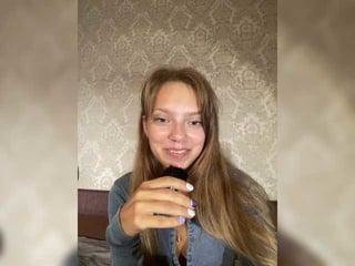 Webcam Belle - viea teen cam girl loves getting her shaved pussy humped online
