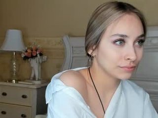 Webcam Belle - aragranger cam babe with small tits wants dirty live sex