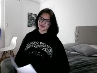 Webcam Belle - paolahard big tits pregnant cam girl opens pink pussy