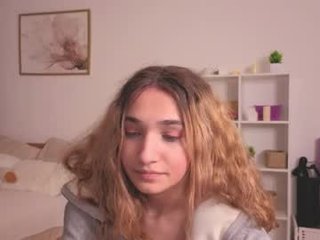 Webcam Belle - lissa_reed cam girl with big tits gets her tight pussy stretched out hard