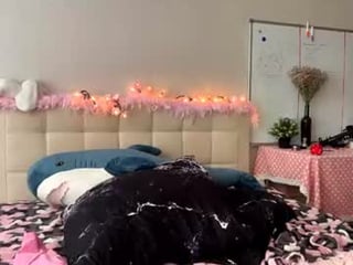 Webcam Belle - sexy_cute18 depraved blonde cam girl presents her pussy drilled