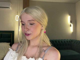 Webcam Belle - vikkiisecret cam girl loves her sweet pussy penetrated hard