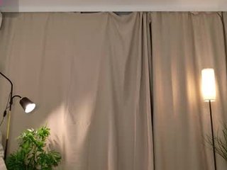 Webcam Belle - yesgivemecum cam babe with small tits wants dirty live sex