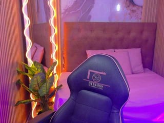 Webcam Belle - sabrina-tay redhead spanish cam girl doing it solo, pleasuring her tight pussy live on cam