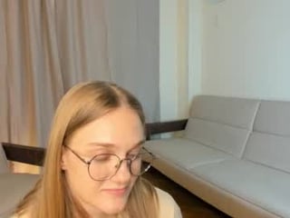 Webcam Belle - femmantis cam babe with small tits wants dirty live sex