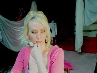 Webcam Belle - katrinexcite european cam babe offers her hairy pussy for live sex experiments