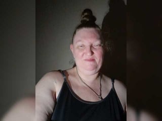 Webcam Belle - monroqueen european cam babe offers her hairy pussy for live sex experiments