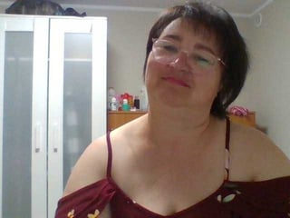 Webcam Belle - lora805608 brunette cam girl with shaved pussy doesn't spare her booty