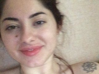 Webcam Belle - annasexyyy cam girl offers her shaved pussy for hot live sex on camera