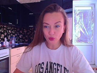 Webcam Belle - redfox777 european cam babe rubs her smooth pussy till she cums
