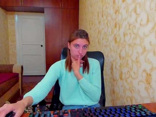 Webcam Belle - milabels european cam babe is gorgeous when she is kissing on camera