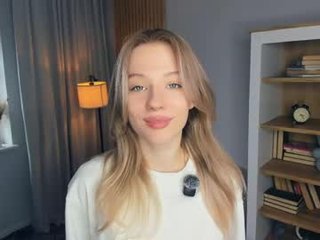 Webcam Belle - katemossse depraved blonde cam girl presents her pussy drilled