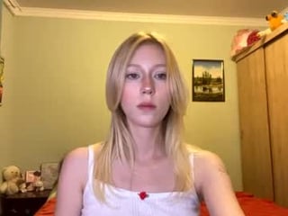 Webcam Belle - kacicasal depraved blonde cam girl presents her pussy drilled