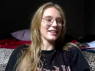 Webcam Belle - passionfruitjade cam girl gets her ass hard fucked by her partner