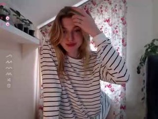 Webcam Belle - little_bunny0 cam babe with small tits wants dirty live sex