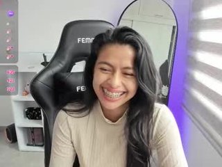 Webcam Belle - roseparis teenage cam girl plays with her oiled pussy in the chatroom