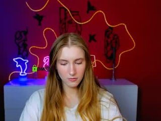 Webcam Belle - mary_skiny beautiful cam babe has the ever-willing mens at her service, and she uses him for all he's good for